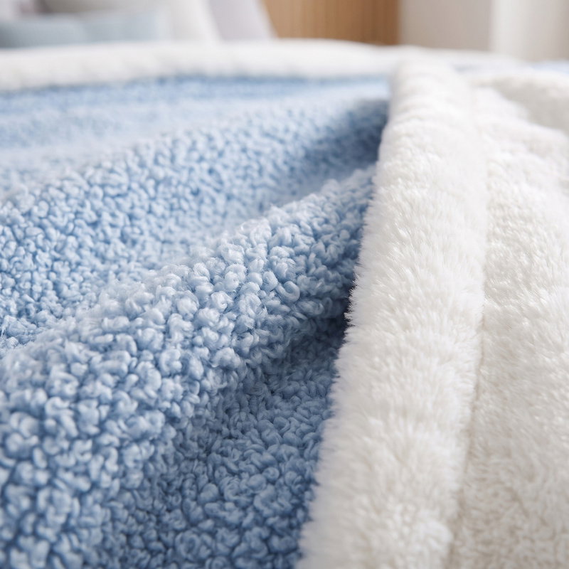 Koc 200 x 220 Boucle Bukla z Lamówką Mellori 02